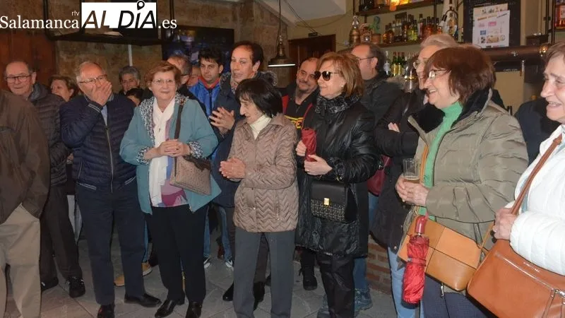Ángel Herrero ha recibido el cariño de su familia y vecinos en la celebración de su 100 cumpleaños
