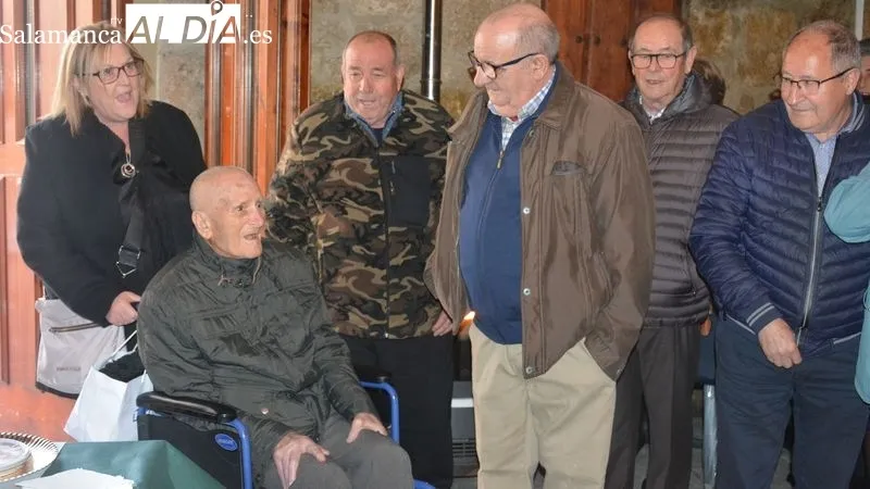 Ángel Herrero ha recibido el cariño de su familia y vecinos en la celebración de su 100 cumpleaños