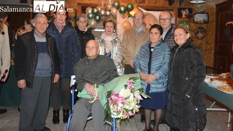 Ángel Herrero ha recibido el cariño de su familia y vecinos en la celebración de su 100 cumpleaños