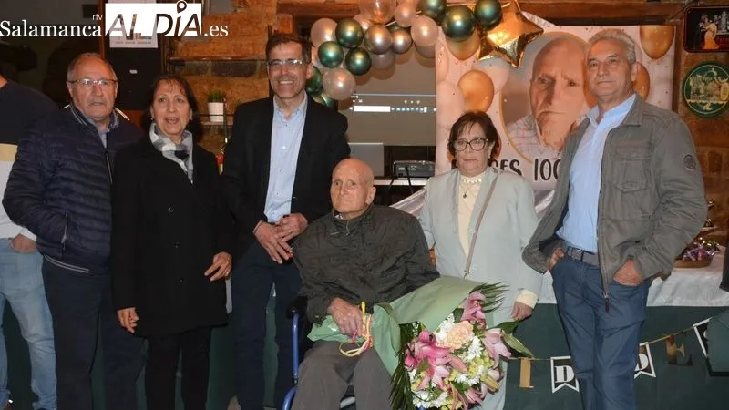 Ángel Herrero ha recibido el cariño de su familia y vecinos en la celebración de su 100 cumpleaños