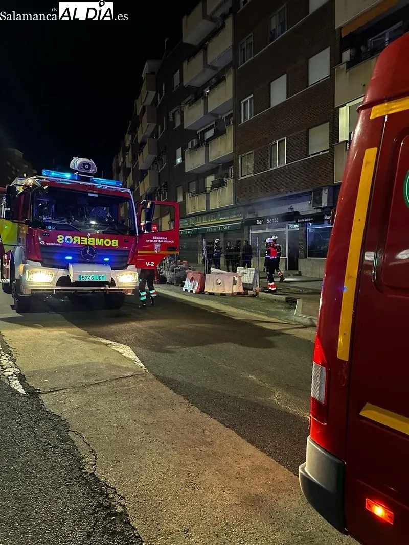 Bomberos y Policía Nacional a las puertas del bar de la carretera de Ledesma