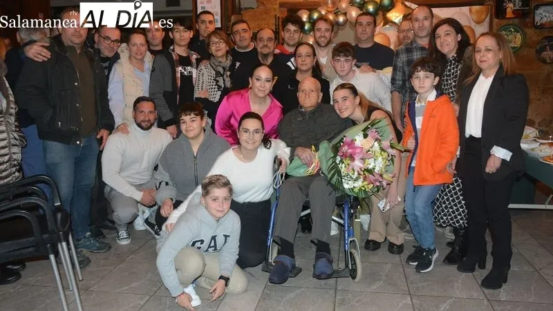 Ángel Herrero ha recibido el cariño de su familia y vecinos en la celebración de su 100 cumpleaños