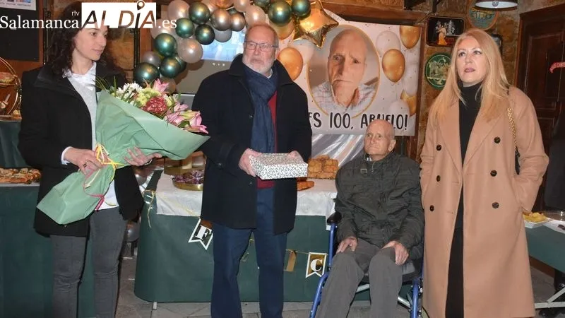 Ángel Herrero ha recibido el cariño de su familia y vecinos en la celebración de su 100 cumpleaños
