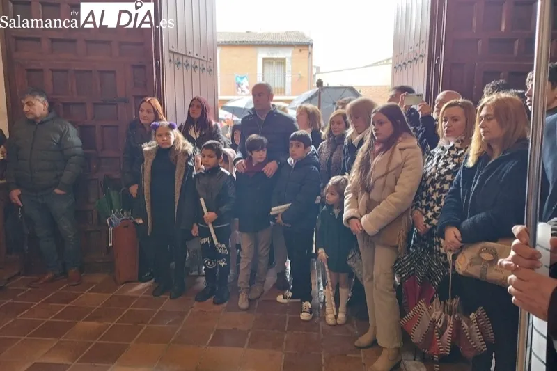 La lluvia suspendía la procesión de la vela y la ofrenda quedaba en San Luis