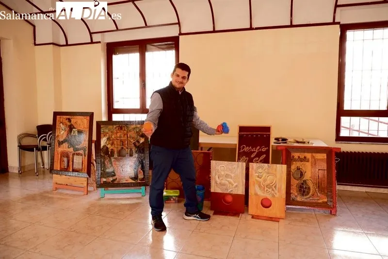 José Antonio Pedraza Rojo con sus 'Juegos Gigantes' de madera salmantinos. Foto de David Sañudo