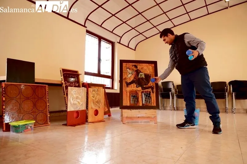 José Antonio Pedraza Rojo con sus 'Juegos Gigantes' de madera salmantinos. Foto de David Sañudo