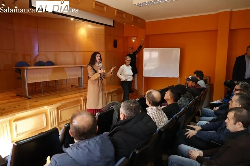 Myriam Rodríguez, con participantes en los próximos cursos del CEFOL | FOTOS: David Sañudo 