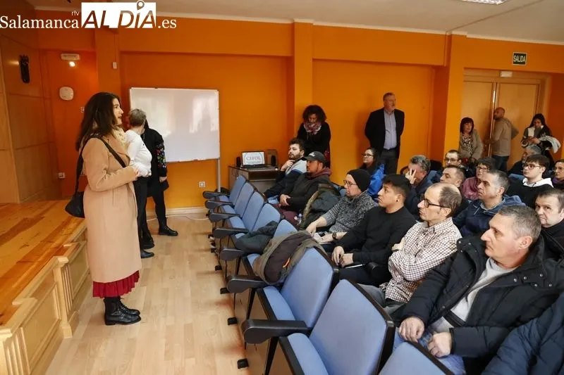 Myriam Rodríguez, con participantes en los próximos cursos del CEFOL | FOTOS: David Sañudo 