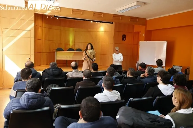 Myriam Rodríguez, con participantes en los próximos cursos del CEFOL | FOTOS: David Sañudo 