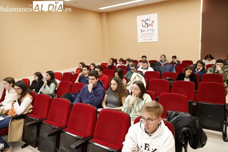 El Salón de Grados de la Facultad de Derecho acoge la X edición de la Feria Talento IME. Fotos: David Sañudo
