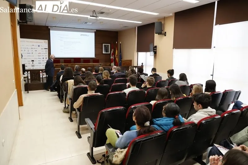 El Salón de Grados de la Facultad de Derecho acoge la X edición de la Feria Talento IME. Fotos: David Sañudo