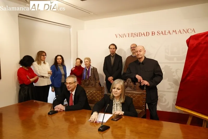 Nuevo retrato en el Rectorado de María Dolores Gómez Molleda. Fotos: David Sañudo.