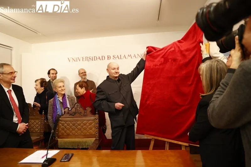 Nuevo retrato en el Rectorado de María Dolores Gómez Molleda. Fotos: David Sañudo.