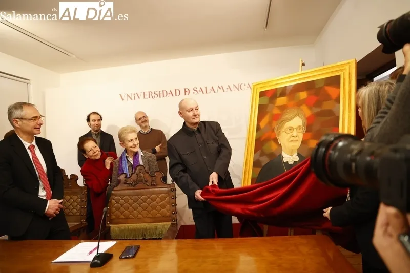 Nuevo retrato en el Rectorado de María Dolores Gómez Molleda. Fotos: David Sañudo.