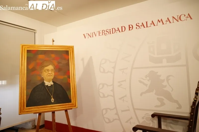 Nuevo retrato en el Rectorado de María Dolores Gómez Molleda. Fotos: David Sañudo.