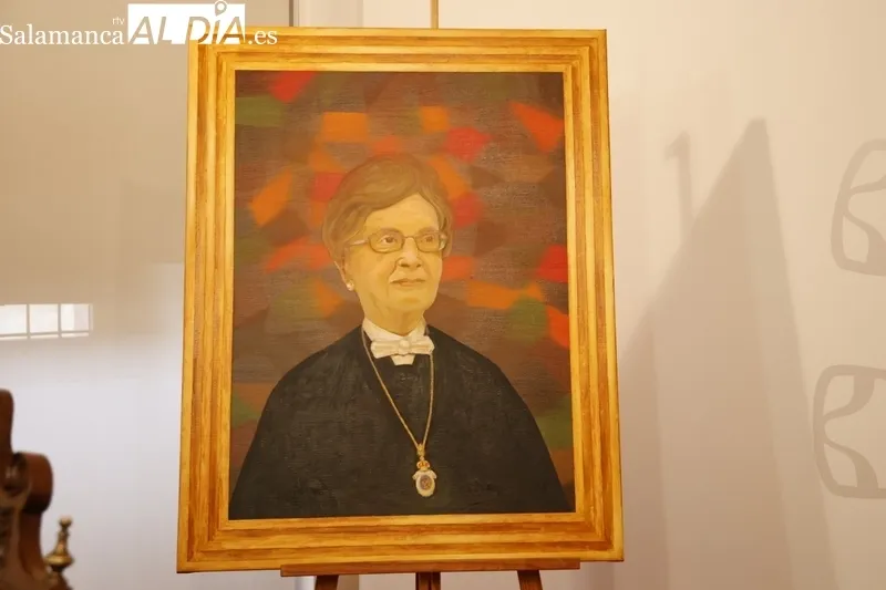 Nuevo retrato en el Rectorado de María Dolores Gómez Molleda. Fotos: David Sañudo.
