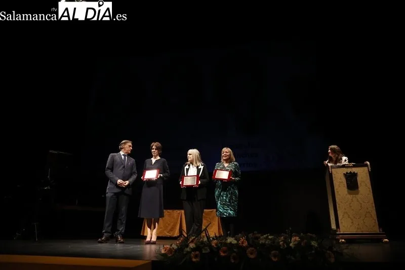 Gala en el teatro Liceo con motivo del Día Internacional de la Mujer, que incluye el homenaje del Ayuntamiento a tres mujeres salmantinas. Fotos: David Sañudo