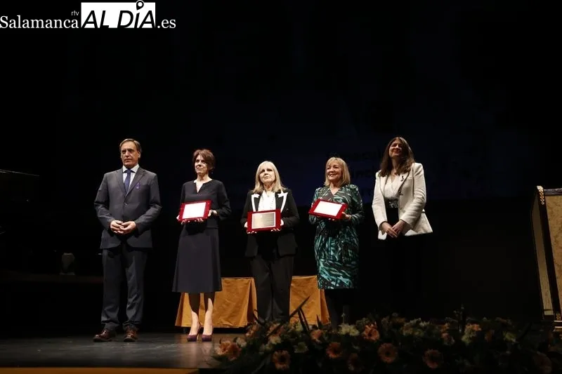 Gala en el teatro Liceo con motivo del Día Internacional de la Mujer, que incluye el homenaje del Ayuntamiento a tres mujeres salmantinas. Fotos: David Sañudo