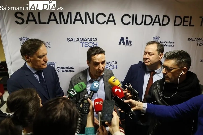 El alcalde de Salamanca, Carlos García Carbayo; el presidente de la Cámara de Comercio de Salamanca, Benjamín Crespo; y el catedrático en Inteligencia Artificial de la Universidad de Salamanca, Juan Manuel Corchado | FOTOS: David Sañudo 