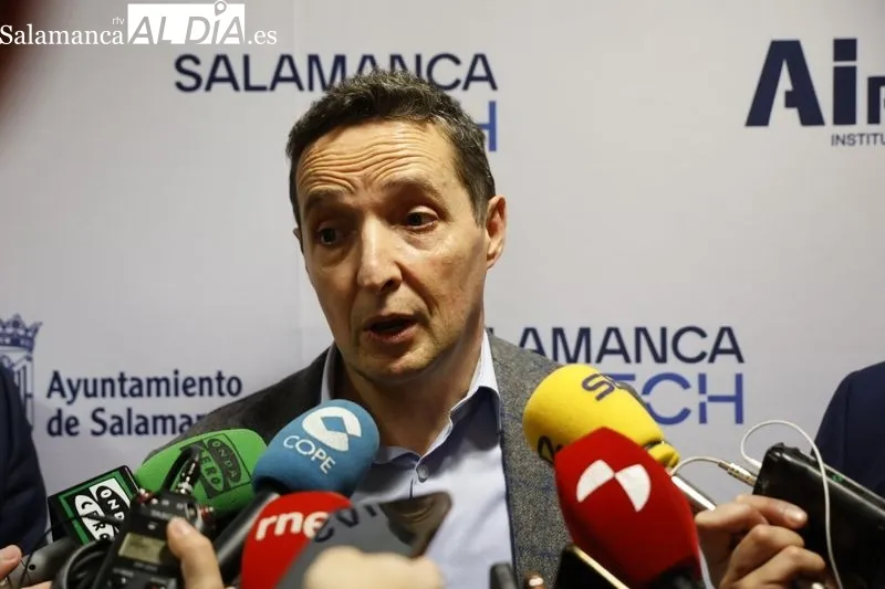 El alcalde de Salamanca, Carlos García Carbayo; el presidente de la Cámara de Comercio de Salamanca, Benjamín Crespo; y el catedrático en Inteligencia Artificial de la Universidad de Salamanca, Juan Manuel Corchado | FOTOS: David Sañudo 