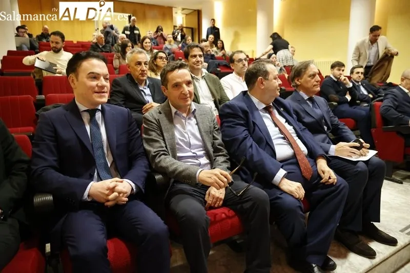 El alcalde de Salamanca, Carlos García Carbayo; el presidente de la Cámara de Comercio de Salamanca, Benjamín Crespo; y el catedrático en Inteligencia Artificial de la Universidad de Salamanca, Juan Manuel Corchado | FOTOS: David Sañudo 