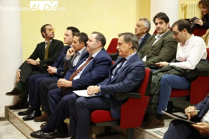 El alcalde de Salamanca, Carlos García Carbayo; el presidente de la Cámara de Comercio de Salamanca, Benjamín Crespo; y el catedrático en Inteligencia Artificial de la Universidad de Salamanca, Juan Manuel Corchado | FOTOS: David Sañudo 