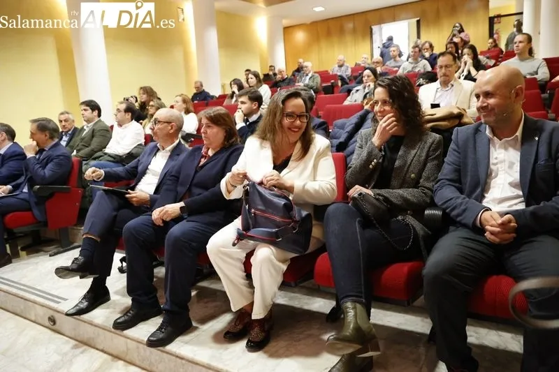 El alcalde de Salamanca, Carlos García Carbayo; el presidente de la Cámara de Comercio de Salamanca, Benjamín Crespo; y el catedrático en Inteligencia Artificial de la Universidad de Salamanca, Juan Manuel Corchado | FOTOS: David Sañudo 