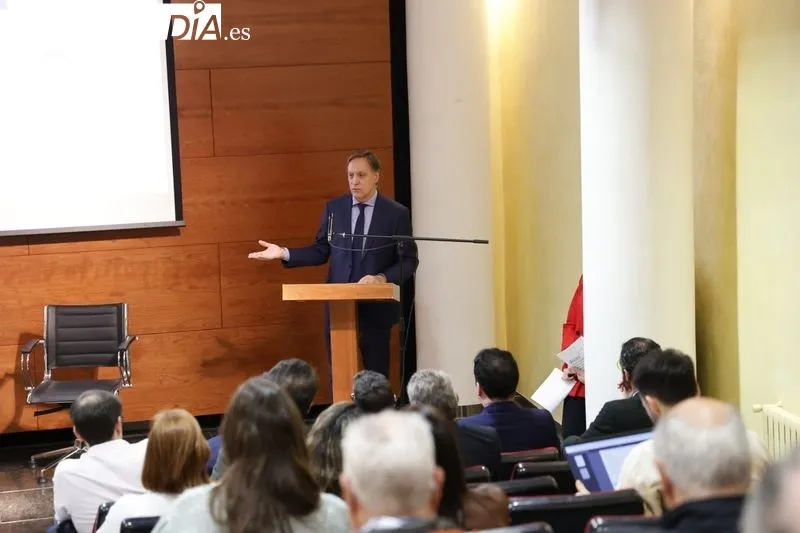 El alcalde de Salamanca, Carlos García Carbayo; el presidente de la Cámara de Comercio de Salamanca, Benjamín Crespo; y el catedrático en Inteligencia Artificial de la Universidad de Salamanca, Juan Manuel Corchado | FOTOS: David Sañudo 