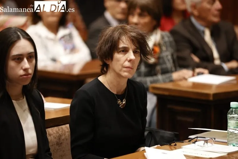 Acto de ingreso de la doctora María Isidoro en la Real Academia de Medicina de Salamanca como académica correspondiente. Fotos: David Sañudo