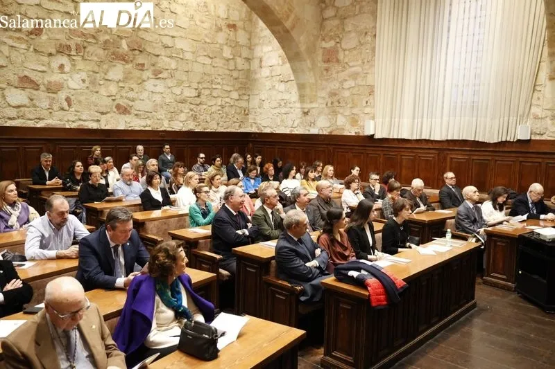 Acto de ingreso de la doctora María Isidoro en la Real Academia de Medicina de Salamanca como académica correspondiente. Fotos: David Sañudo