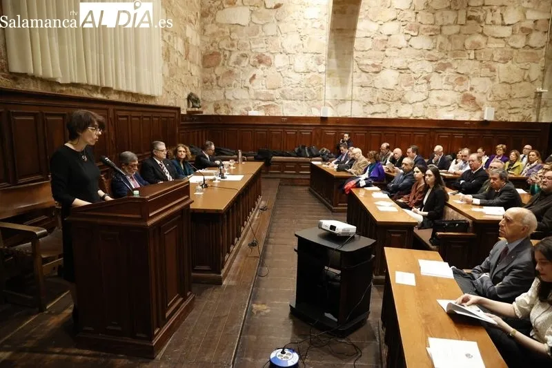 Acto de ingreso de la doctora María Isidoro en la Real Academia de Medicina de Salamanca como académica correspondiente. Fotos: David Sañudo