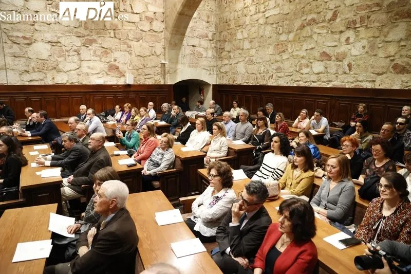 Acto de ingreso de la doctora María Isidoro en la Real Academia de Medicina de Salamanca como académica correspondiente. Fotos: David Sañudo