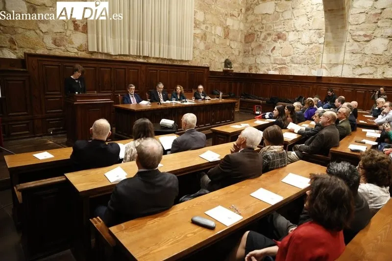 Acto de ingreso de la doctora María Isidoro en la Real Academia de Medicina de Salamanca como académica correspondiente. Fotos: David Sañudo