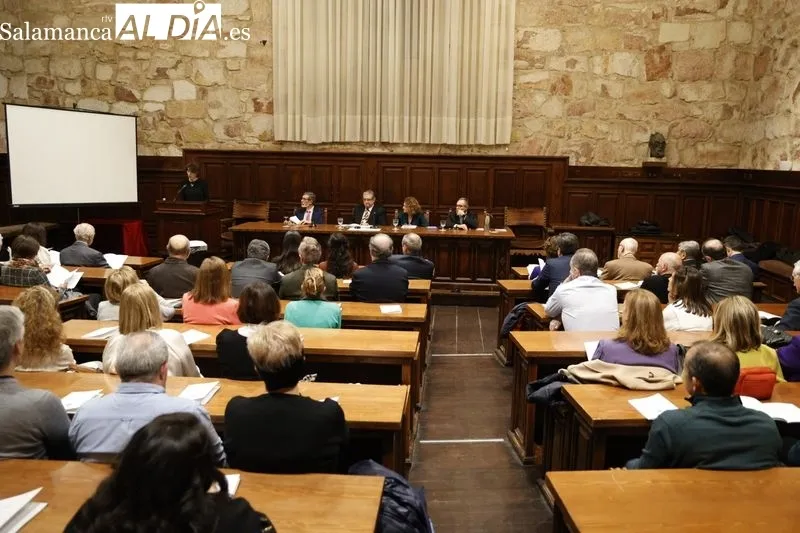 Acto de ingreso de la doctora María Isidoro en la Real Academia de Medicina de Salamanca como académica correspondiente. Fotos: David Sañudo