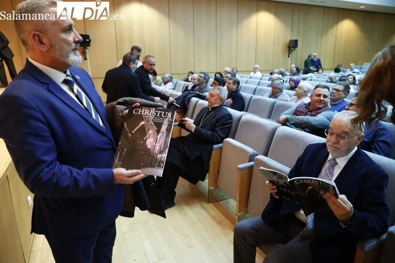 Presentación de ‘Christus’, la revista oficial de la Semana Santa de Salamanca, en el Palacio de Congresos. Fotos: David Sañudo