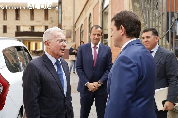 Mañueco se reúne con Álvaro Uribe, expresidente de Colombia, en la Casa Lis | FOTOS: David Sañudo 