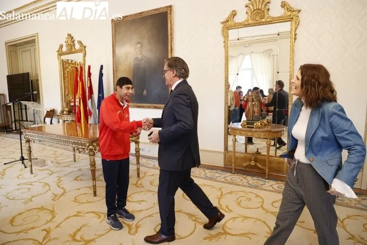 El atleta paralímpico Alberto Mangas es recibido en el Ayuntamiento de Salamanca | FOTOS: David Sañudo