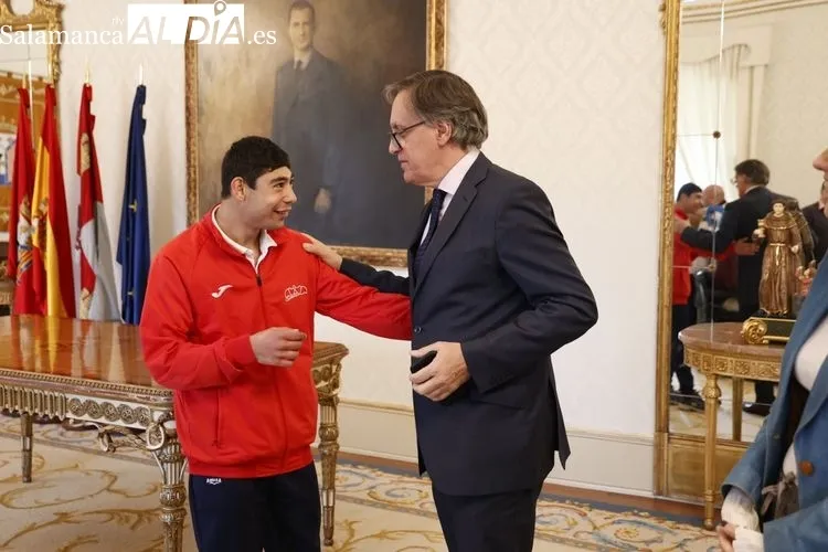 El atleta paralímpico Alberto Mangas es recibido en el Ayuntamiento de Salamanca | FOTOS: David Sañudo