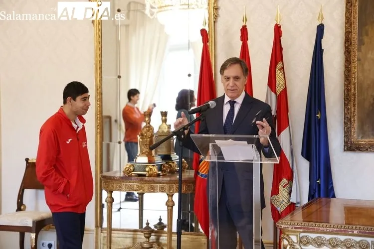 El atleta paralímpico Alberto Mangas es recibido en el Ayuntamiento de Salamanca | FOTOS: David Sañudo