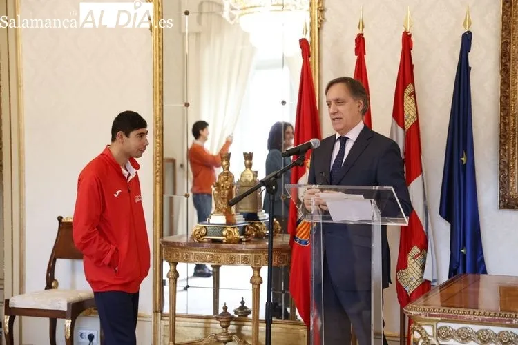 El atleta paralímpico Alberto Mangas es recibido en el Ayuntamiento de Salamanca | FOTOS: David Sañudo