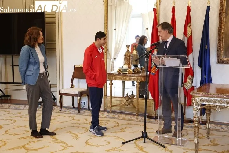 El atleta paralímpico Alberto Mangas es recibido en el Ayuntamiento de Salamanca | FOTOS: David Sañudo