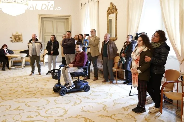 El atleta paralímpico Alberto Mangas es recibido en el Ayuntamiento de Salamanca | FOTOS: David Sañudo