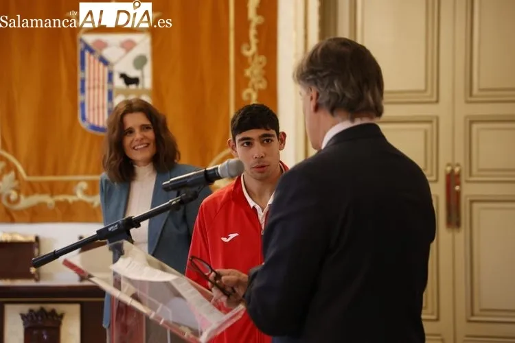 El atleta paralímpico Alberto Mangas es recibido en el Ayuntamiento de Salamanca | FOTOS: David Sañudo