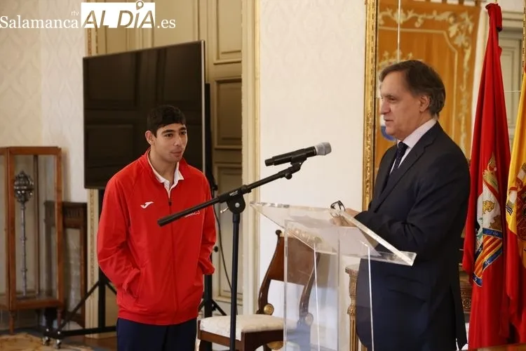El atleta paralímpico Alberto Mangas es recibido en el Ayuntamiento de Salamanca | FOTOS: David Sañudo