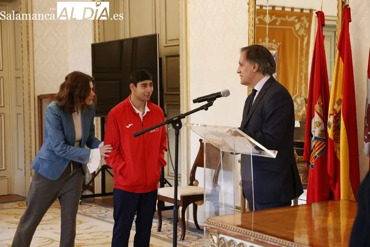 El atleta paralímpico Alberto Mangas es recibido en el Ayuntamiento de Salamanca | FOTOS: David Sañudo