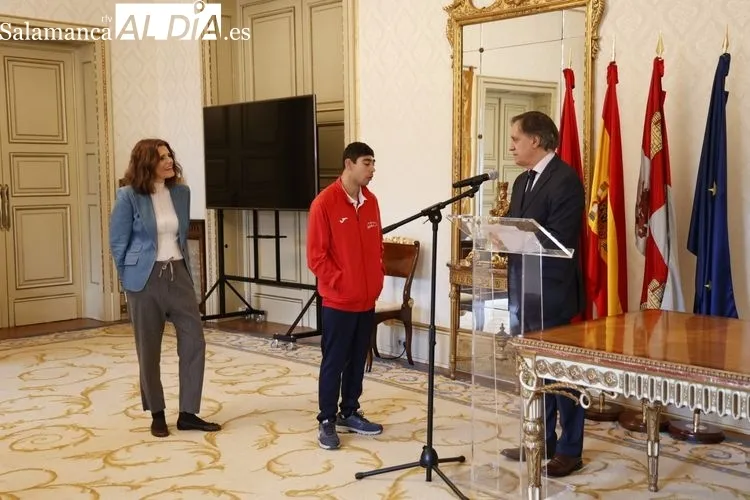 El atleta paralímpico Alberto Mangas es recibido en el Ayuntamiento de Salamanca | FOTOS: David Sañudo