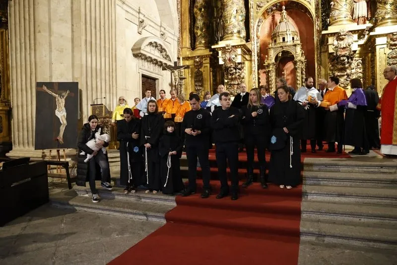 Espera y acto en La Clerecía tras la suspensión de la procesión. Fotos: David Sañudo