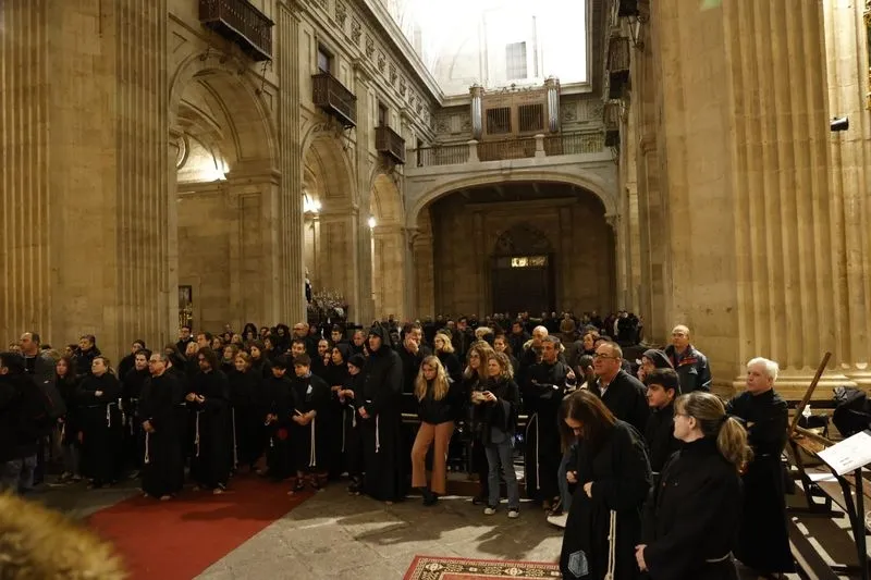 Espera y acto en La Clerecía tras la suspensión de la procesión. Fotos: David Sañudo