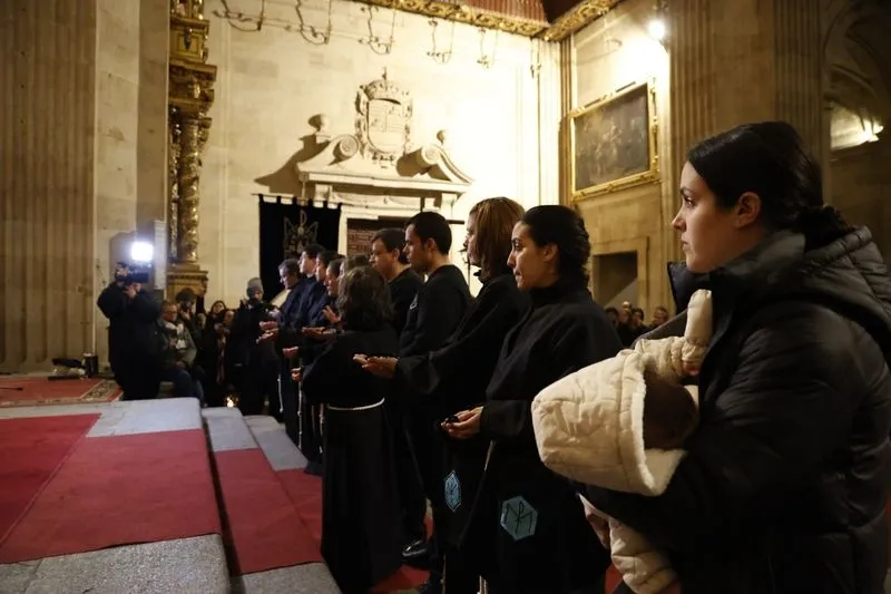 Espera y acto en La Clerecía tras la suspensión de la procesión. Fotos: David Sañudo