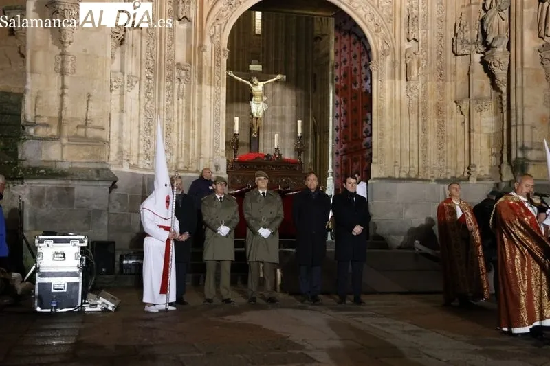 Oración del Silencio antes de la salida en procesión del Cristo Yacente de la Misericordia y de la Agonía Redentora. Fotos: David Sañudo
